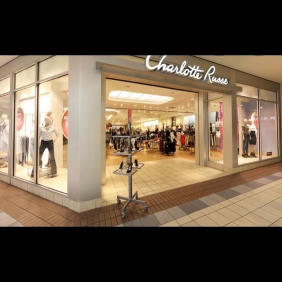 𝅺CHARLOTTE Russe black and white print top - Picture 4 of 4